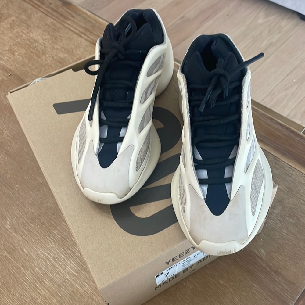 Yeezy 700 V3 size 7